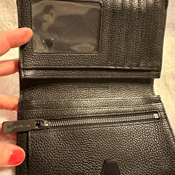 Michael Kors Wallet. - Picture 2 of 3